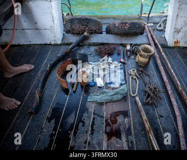 Angra dos Reis, RJ, 22. Sep. 26. Müll, der vom Meer von Taucherinnen und Tauchern gesammelt wurde. Verschiedene Gegenstände sind auf dem Deck eines Bootes ausgebreitet und zeigen die Verschmutzung im Stockfoto