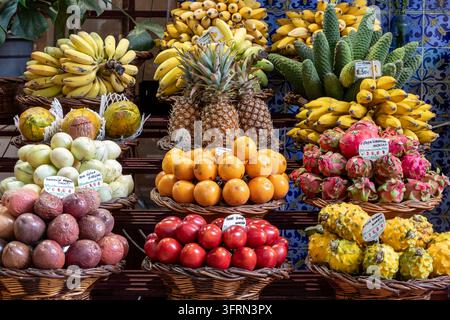Auslagen verschiedener Früchte auf einem Marktstand in Madeira Stockfoto