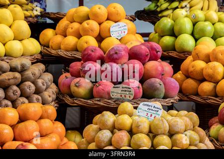 Auslagen verschiedener Früchte auf einem Marktstand Stockfoto