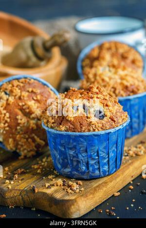 Muffins mit schwarzer Johannisbeere auf einem alten Schneidebrett Stockfoto
