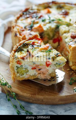 Nahaufnahme eines Stücks Quiche mit Lachs und Brokkoli, selektive Fokussierung Stockfoto