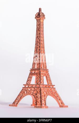 Frontalansicht und zentrierte Darstellung einer detaillierten Miniatur-Nachbildung des Eiffelturms auf einem sauberen weißen Hintergrund. Stockfoto