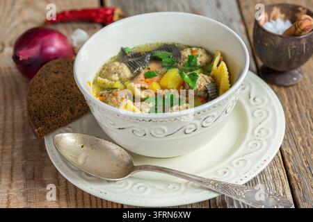 Suppe mit Nudeln und Fleischbällchen Truthahn in weißer Schüssel Stockfoto