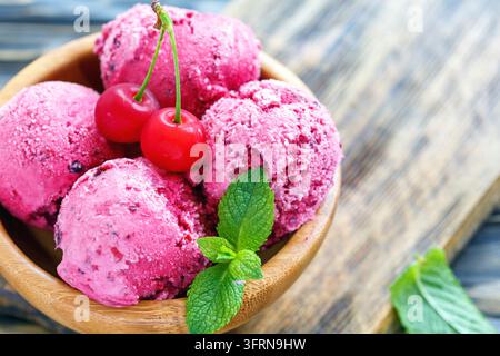 Kugeln Kirsch-Eis und Minzschale, Nahaufnahme, selektiver Fokus Stockfoto