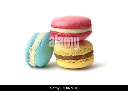 Bunte Makronen-Kuchen. Kleine französische Kuchen. Süße und bunte französische Makronen isoliert auf weißem Hintergrund Stockfoto