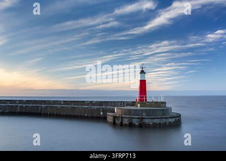 Watchet-Leuchtturm an der Hafenmauer, Watchet, Somerset, England. Herbst (September) 2026. Stockfoto