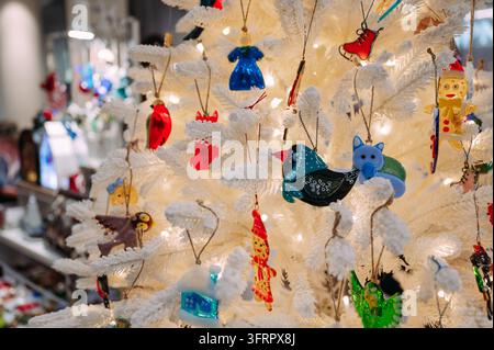 Weihnachtsbaum mit bunten handgemachten Ornamenten und warmem festlichem Licht Stockfoto