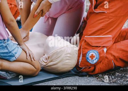 8. August 2026, Belgrad, Serbien: Menschen führen eine Herz-Lungen-Reanimation an einer CPR-Trainingspuppe während eines Erste-Hilfe-Kurses für Notfälle durch Stockfoto