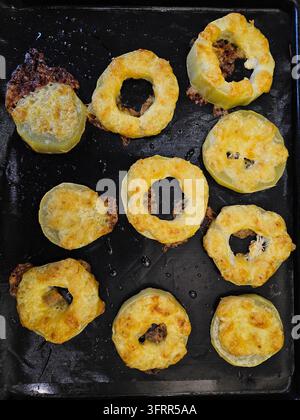 Schale mit gebackenen Kartoffeln, Kürbis und Zucchini mit Käse oben drauf. Sie sind alle gleich groß Stockfoto