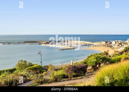 Lyme Regis, Dorset, der Strand und der Hafen von den Seafront Gardens aus. Lyme Regis ist die Hauptstadt der Jurassic Coast, mit Fossiliensammel-Touren, Geschäften... Stockfoto