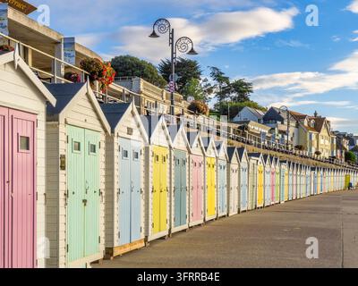 Lyme Regis, Dorset, Strandhütten an der Küste. Lyme Regis ist eine beliebte Küstenstadt an der Südküste, im Herzen der Jurassic Coast, mit Fossiliensammeln... Stockfoto