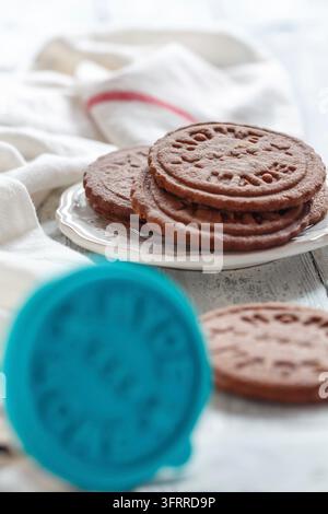 Hausgemachtes Shortbread und Stempel-Ausstecher auf weißem Holztisch, selektive Schärfe Stockfoto
