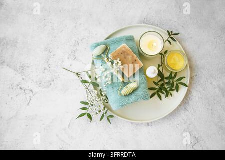 Spa noch Leben mit natürlicher Seife, Blick von oben auf die Kerze und Hautpflege Produkte in einem Fach Stockfoto