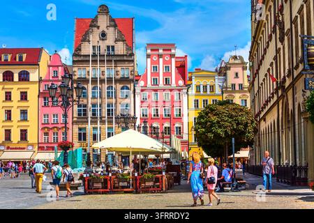 Wroclaw, Polen - 21. Juni 2019: Altstadt Rynek Marktplatz mit street light, Blumen und bunten Häuser, Menschen Stockfoto