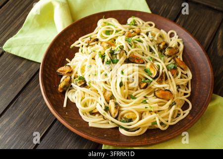 Marinaraspaghetti, Pasta fast auf braunem Holzgrund Stockfoto