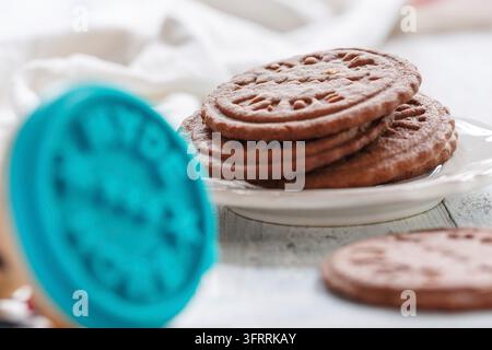 Hausgemachtes Shortbread und Stempel-Ausstecher auf weißem Holztisch, selektive Schärfe Stockfoto