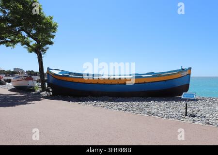 Ein kleines Boot am Strand in Nizza, am Mittelmeer; Stadt Nizza, Departement Alpes-Maritimes, Frankreich Stockfoto
