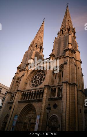 Die Église Saint-Jean-Baptiste de Belleville (Saint-Jean-Baptiste-Kirche von Belleville) ist eine neugotische Kirche - Paris, Frankreich - 05. Oktober 2026 Stockfoto