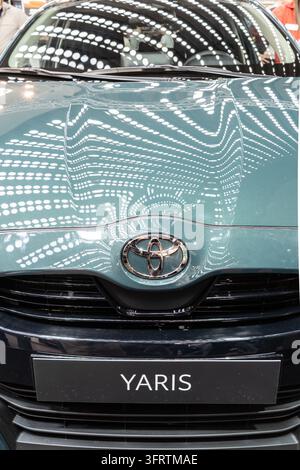 BELGRAD, SERBIEN - 22. MÄRZ 2026: Vorderer Nahaufnahme eines Toyota Yaris in Belgrad, Serbien. Der Toyota Yaris ist ein Supermini-Subkompaktwagen. Stockfoto