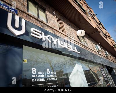 MADRID, SPANIEN - 22. FEBRUAR 2026: Skywell-Logo über einem Autohändler in der Calle Julio Camba. Die chinesische Elektroauto-Marke wirbt für Akku und v Stockfoto