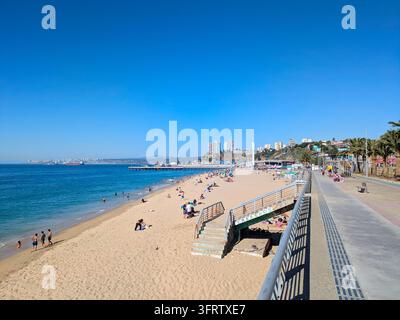 VALPARAISO, CHILE - 16. DEZ. 2025: Sonnige Sandküste mit Badenden, Treppen und einer gepflasterten Promenade in Valparaiso, Chile Stockfoto