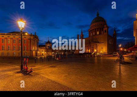 Panoramablick auf die St.-Nikolai-Kirche und den Landtagspalast in Potsdam, Deutschland. Stockfoto