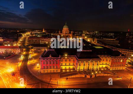 Panoramatische Ansicht des Alten Marktes mit der Nikolaikirche, dem Alten Rathaus, dem Museum Barberini und dem Landtagspalast in Potsdam, Deutschland. Stockfoto