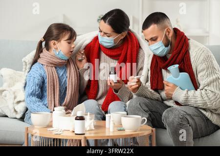 Familien-Gesundheitsvorsorge und Grippesaison, Eltern kümmern sich um ein krankes Kind mit Medikamenten und Thermometer zu Hause während der Wintererkrankung und der Genesung von Virusinfektionen Stockfoto