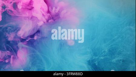 Dampftextur. Aquarelltinte. Rosa-blauer Farbspritzer, flüssiger Fleck auf nassem abstraktem Hintergrund. Bunte Kunst, unscharfer Farbtupfen-Mix. Stockfoto