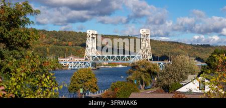 Portage Lake Lift Bridge, die Houghton und Hancock über den Keweenaw Waterway im Herbst verbindet Stockfoto