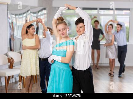 Paar Junge und Mädchen üben Walzer im Studio Stockfoto