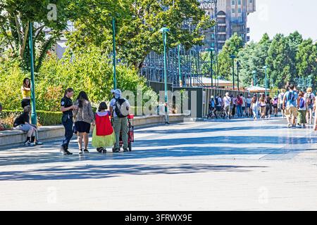 Eine Familie mit Kindern in Kostümen, die an einem sonnigen Tag, dem 20. August 2026, zu einem Kinderunterhaltungszentrum in Paris gehen Stockfoto