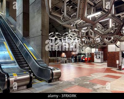 Innenansicht der U-Bahn-Station Namur in Montreal, Kanada, mit brutalistischer Architektur, Rolltreppen und geometrischen Deckenskulpturen. Stockfoto