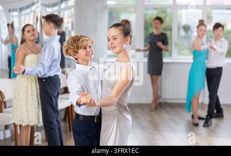 Junge und Mädchen Tanzpaare tanzen Walzer im Tanzstudio Stockfoto