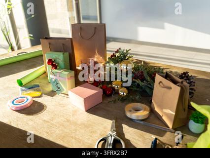 Geschenke und Feiertagsdekorationen auf einem Holztisch, Vorbereitung auf die Feier Stockfoto