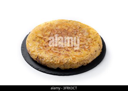 Traditionelle spanische Kartoffelomelette auf schwarzer Schieferplatte isoliert auf weißem Hintergrund Stockfoto