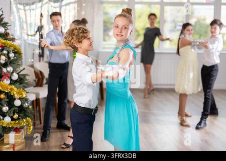 Paar Junge und Mädchen üben Walzer im Studio Stockfoto