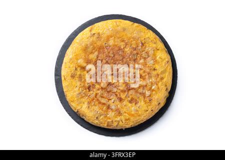 Traditionelle spanische Kartoffelomelette auf schwarzer Schieferplatte isoliert auf weißem Hintergrund Stockfoto
