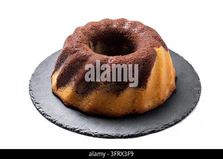 Hausgemachter Schokoladen- und Vanille-Marmor-Bundtkuchen isoliert auf weißem Hintergrund Stockfoto