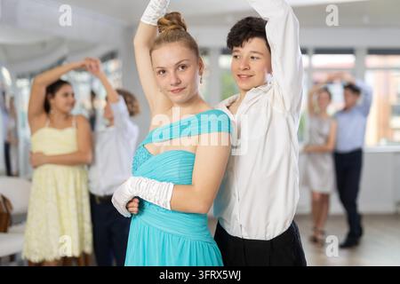 Paar Junge und Mädchen üben Walzer im Studio Stockfoto