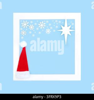 Weihnachtsmann-Hut, Schneeflocke und Stern-Baumschuk, Dekorationen auf pastellblauem Hintergrundrand mit weißem Rahmen. Nordpol-Design für Weihnachtsgrußkarte Stockfoto