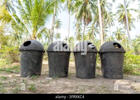 Die vier Müllcontainer werden auf der Straße in der Nähe von Tropical Beach auf der Insel von Koh Phangan, Thailand Stockfoto