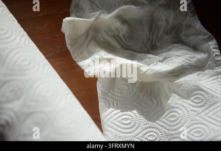 Zerknitterte weiße Papiertücher auf einer Holzoberfläche Stockfoto