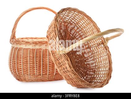 Zwei dekorative Korbkörbe auf weißem Hintergrund Stockfoto