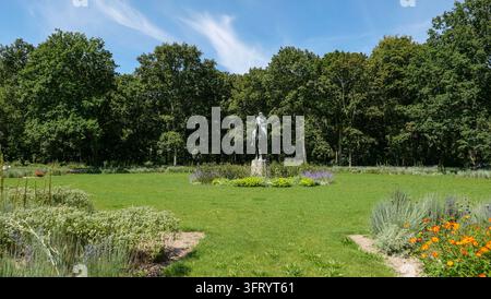 Deutschland, Berlin: Wege und Blumenbeete im Großen Tiergarten (wörtlich „großer Tiergarten“), einem Park im Stadtzentrum, der sich im Viertel befindet Stockfoto