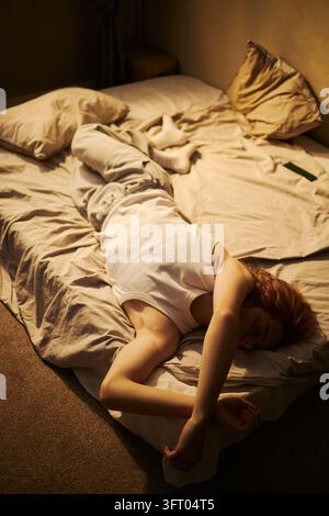 Erschöpfte Frau im Bett, die mentale Müdigkeit darstellt Stockfoto
