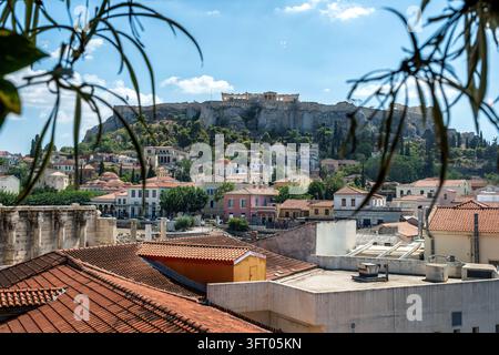 Panoramablick über die Altstadt von Athen und den Parthenon-Tempel der Akropolis bei Sonnenuntergang Stockfoto