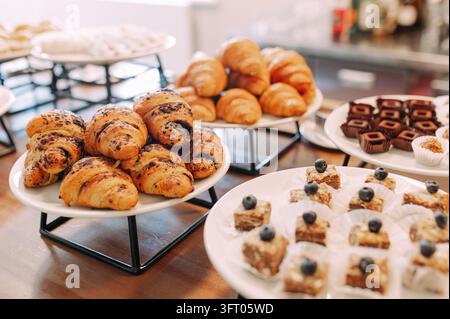 Verschiedene Croissants und Gebäck auf einem Hotel-Frühstücksbuffet Stockfoto