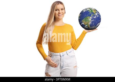 Lächelnde junge Frau hält ein Erdmodell in der Hand, isoliert auf weißem Hintergrund Stockfoto