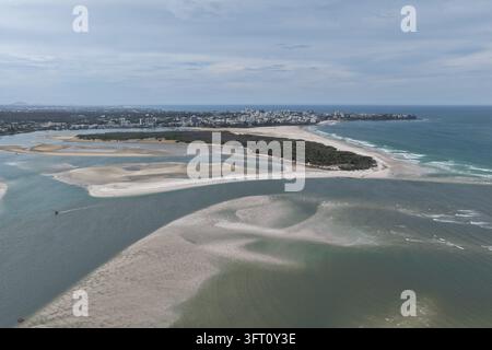 Luftaufnahme des Pumicestone-Passages und der Küste von Caloundra, mit den Nord-Sandbänken der Insel Bribie, türkisem Wasser und der Skyline der Küstenstadt Stockfoto